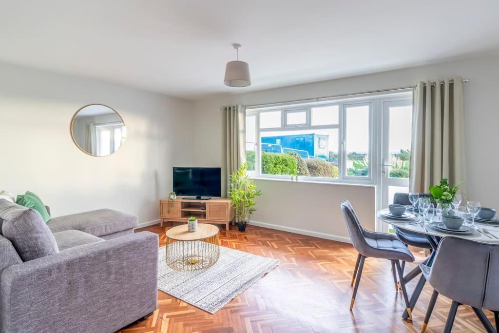 Spacious Sea View 2 Bedroom Sleeps 6-Free Parking Bournemouth Luaran gambar