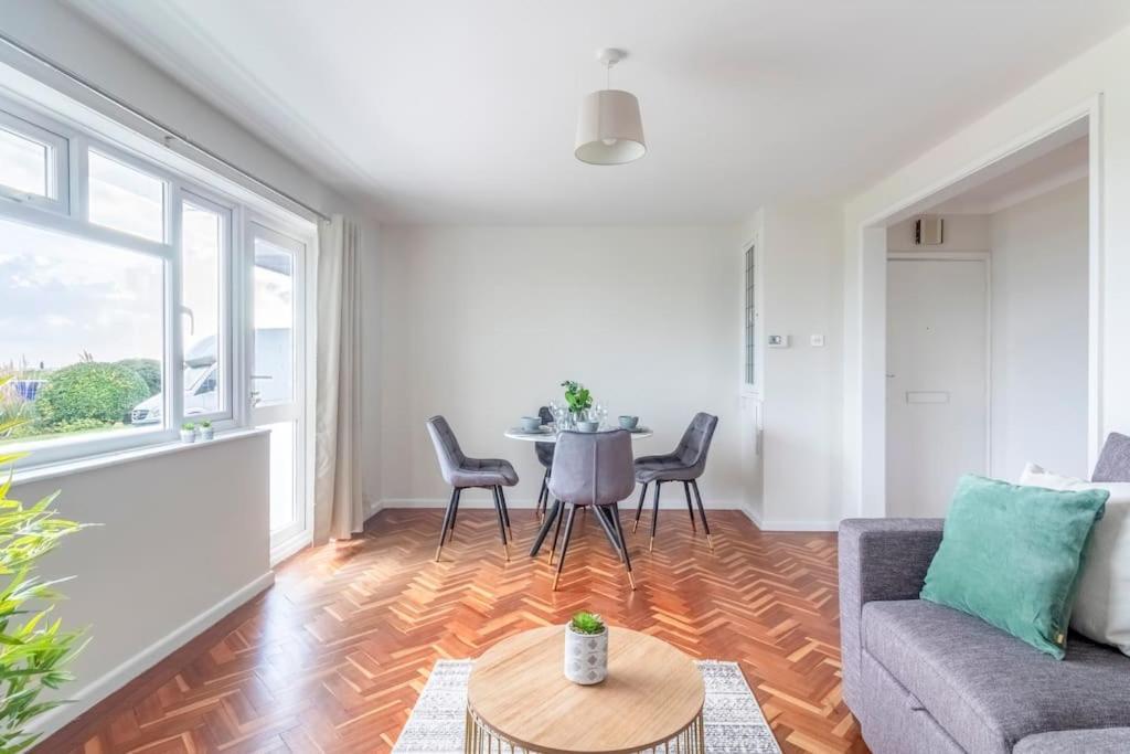 Spacious Sea View 2 Bedroom Sleeps 6-Free Parking Bournemouth Luaran gambar
