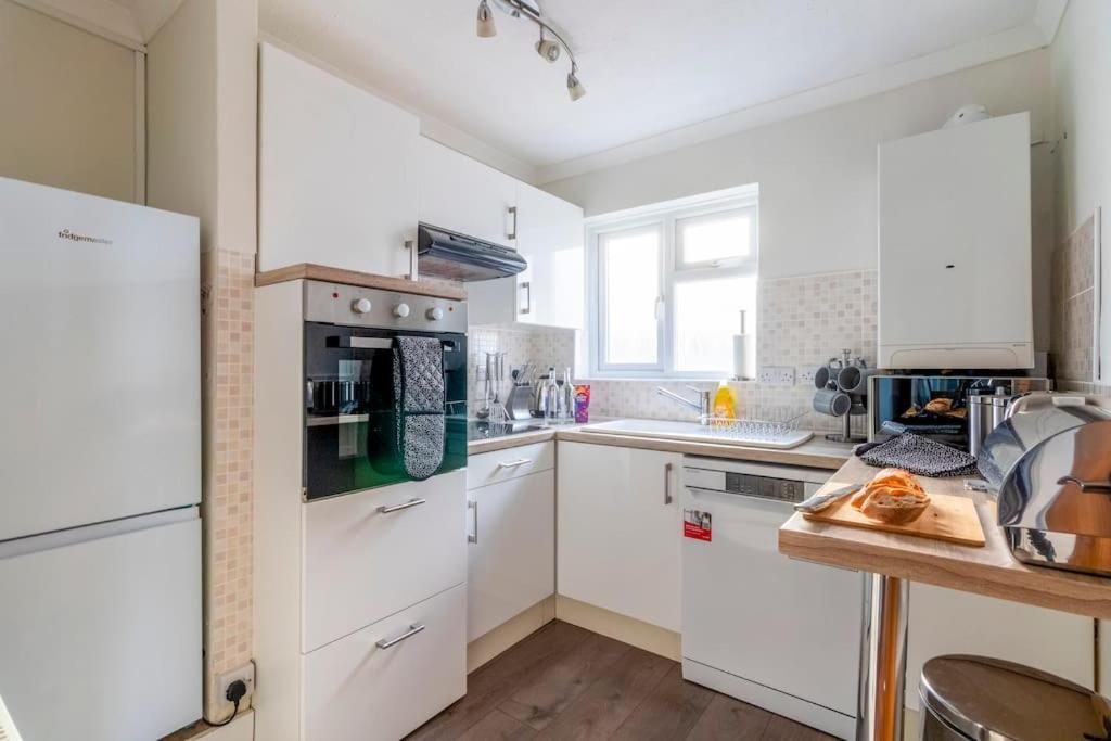 Spacious Sea View 2 Bedroom Sleeps 6-Free Parking Bournemouth Luaran gambar