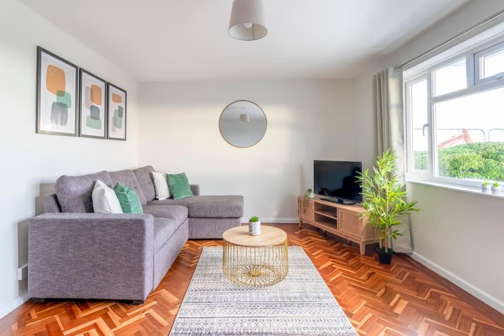 Spacious Sea View 2 Bedroom Sleeps 6-Free Parking Bournemouth Luaran gambar