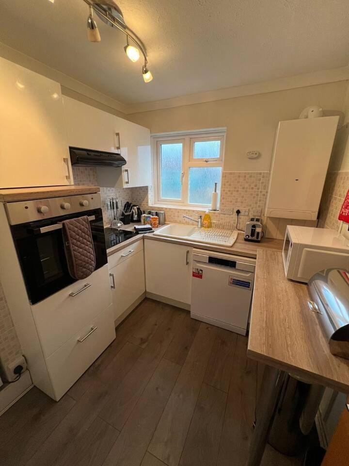 Spacious Sea View 2 Bedroom Sleeps 6-Free Parking Bournemouth Luaran gambar